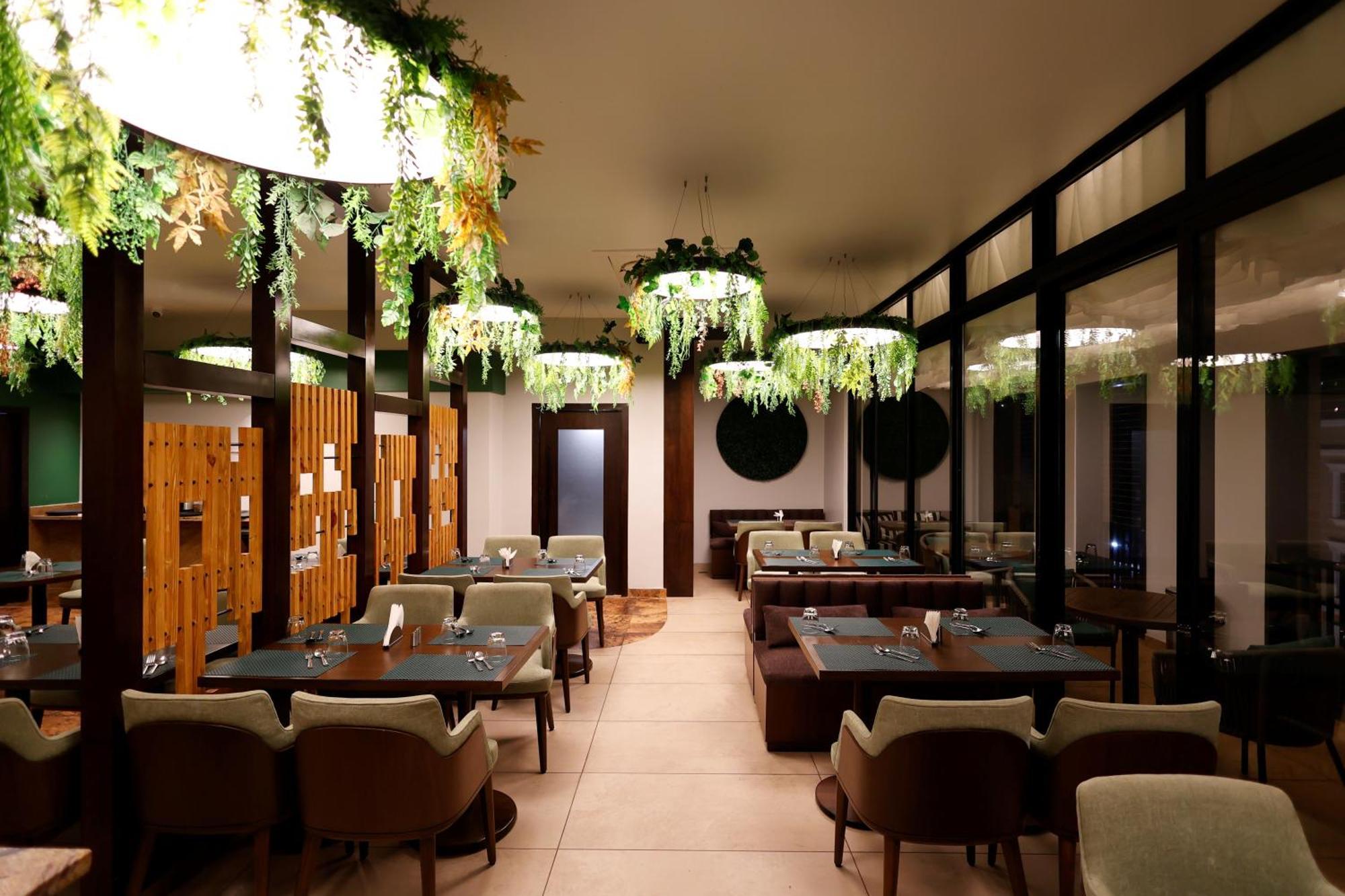 Quality Inn City Centre Варанаси Екстериор снимка