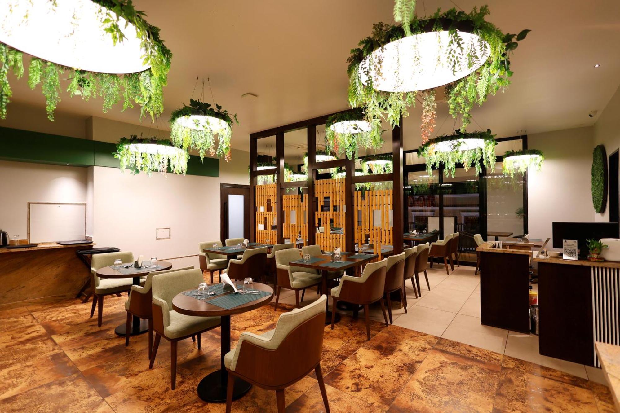 Quality Inn City Centre Варанаси Екстериор снимка
