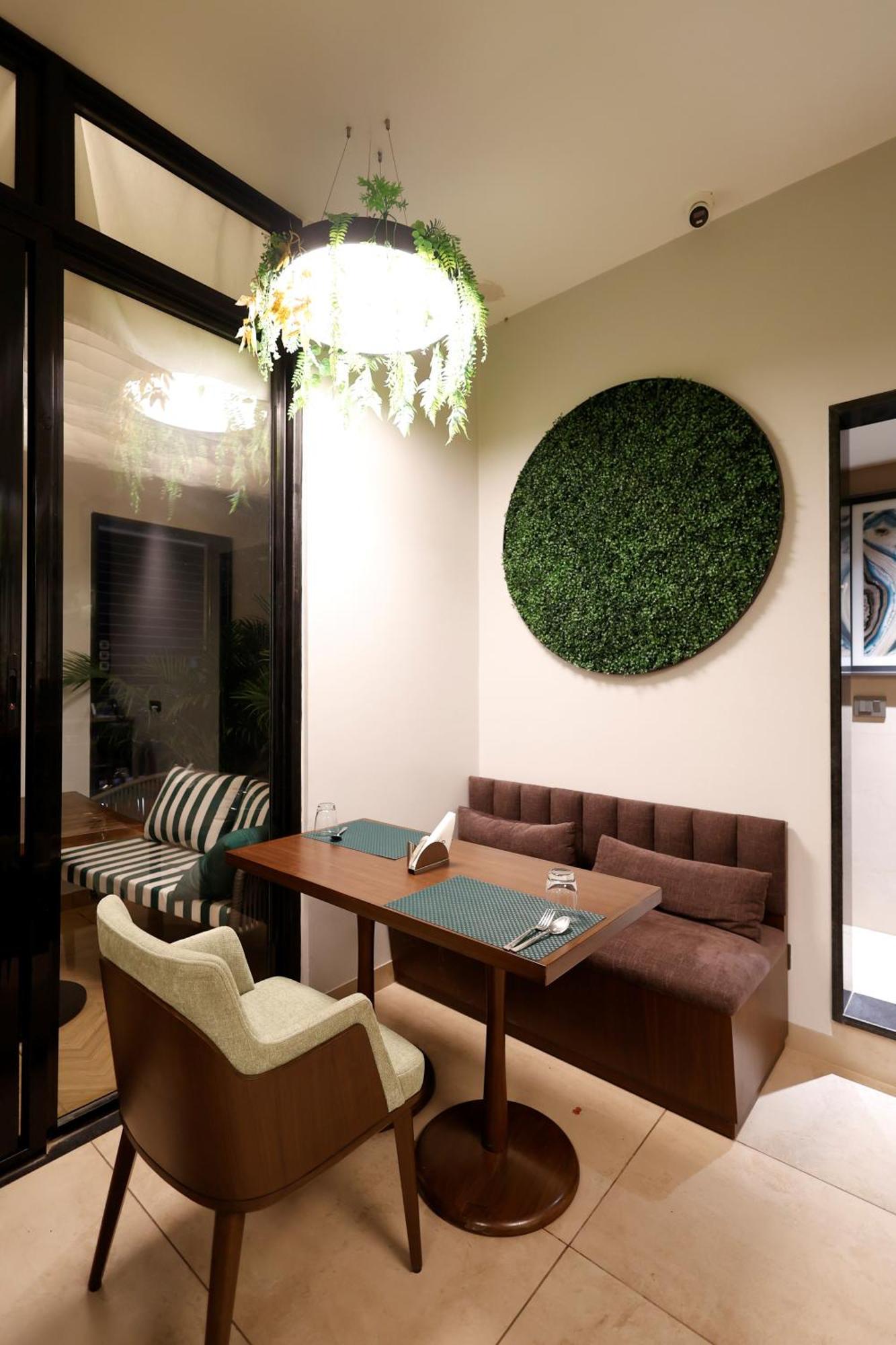 Quality Inn City Centre Варанаси Екстериор снимка