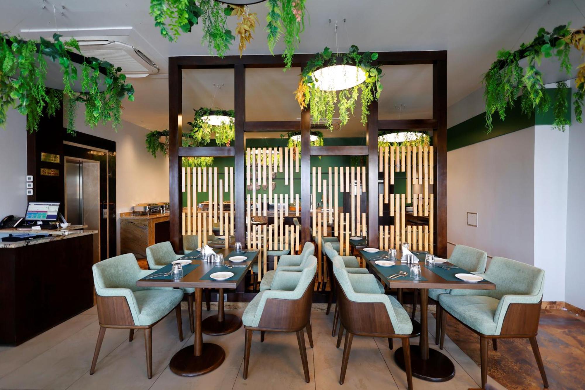 Quality Inn City Centre Варанаси Екстериор снимка