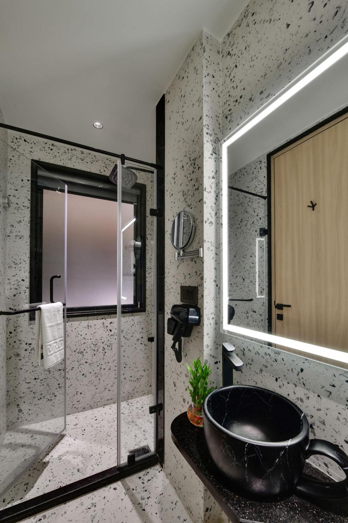 Quality Inn City Centre Варанаси Екстериор снимка