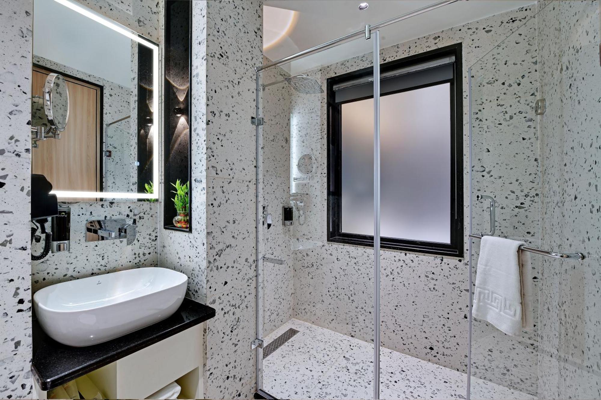 Quality Inn City Centre Варанаси Екстериор снимка
