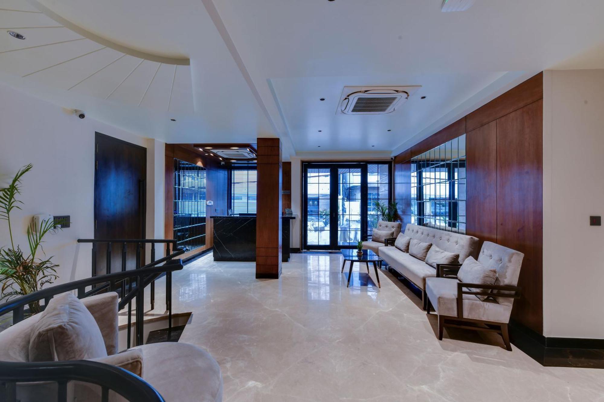 Quality Inn City Centre Варанаси Екстериор снимка